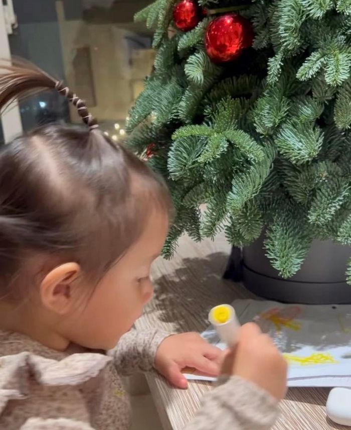 Hai con Hà Hồ: Chị viết thư gửi ông già Noel, em 2 tuổi tự đánh răng