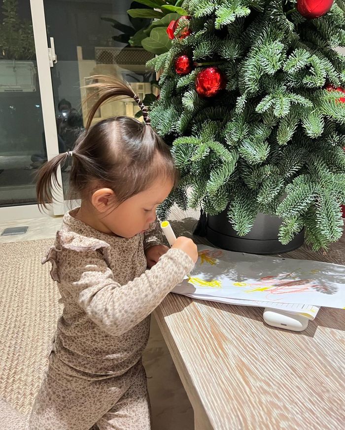Hai con Hà Hồ: Chị viết thư gửi ông già Noel, em 2 tuổi tự đánh răng