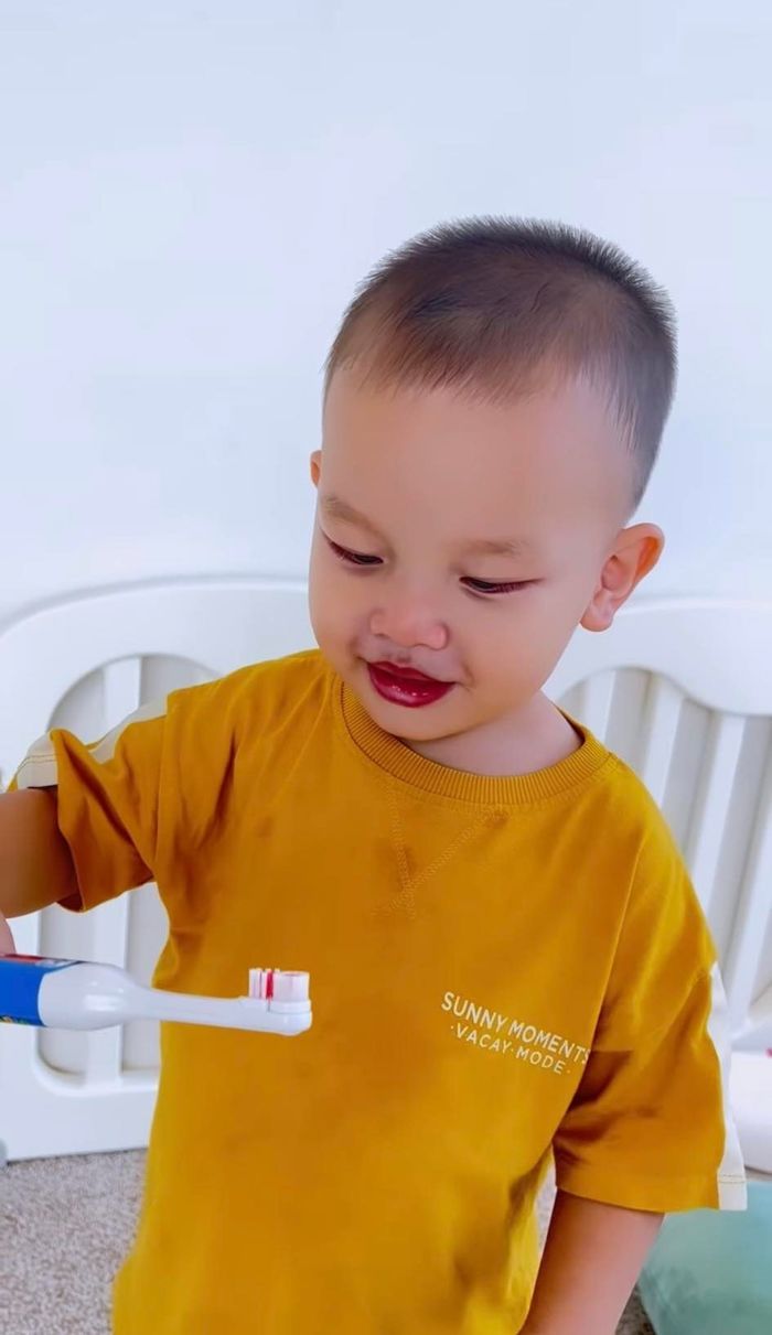Hai con Hà Hồ: Chị viết thư gửi ông già Noel, em 2 tuổi tự đánh răng