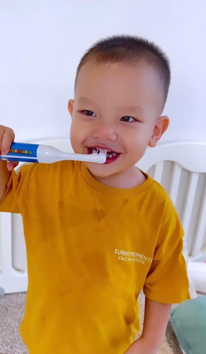 Hai con Hà Hồ: Chị viết thư gửi ông già Noel, em 2 tuổi tự đánh răng