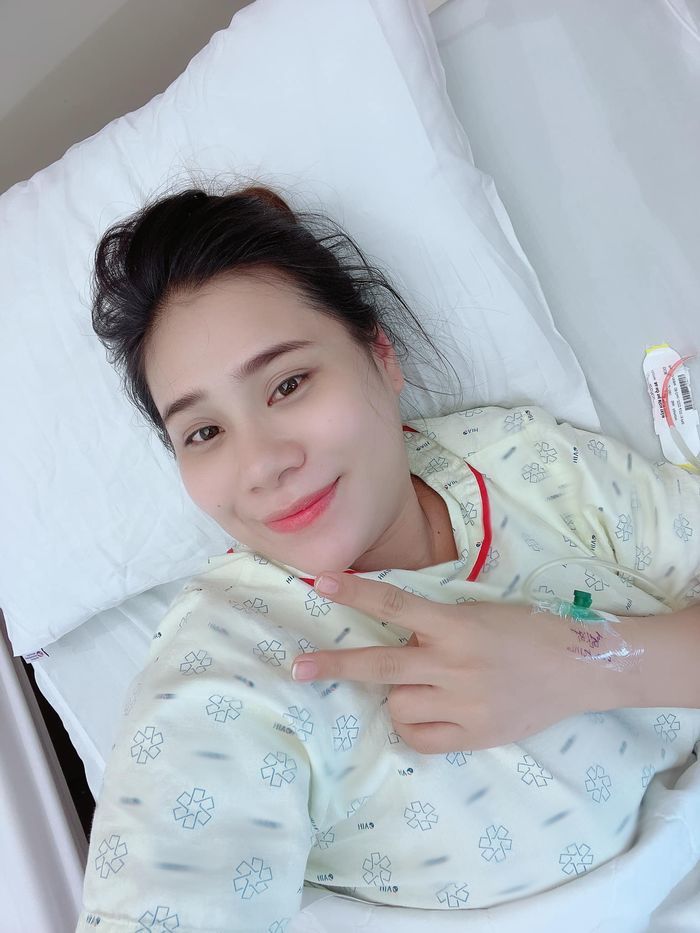 Loạt ảnh đẹp trong phòng sinh của Hồ Bích Trâm khi đón con đầu lòng