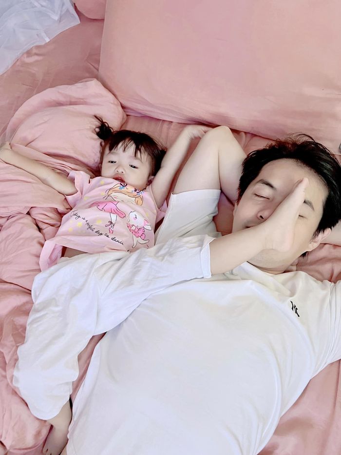 Loạt khoảnh khắc chăm con ngủ siêu đáng yêu của Ông Cao Thắng