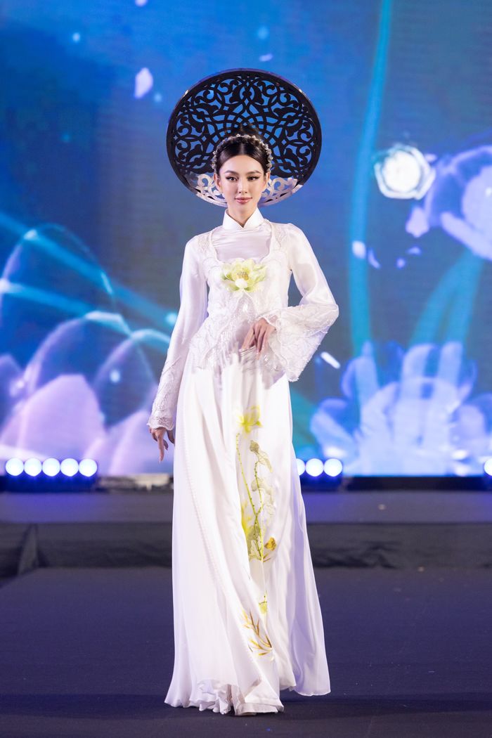 Lương Thùy Linh khoe cặp kiếm Nhật, Hương Giang quét sạch sàn diễn