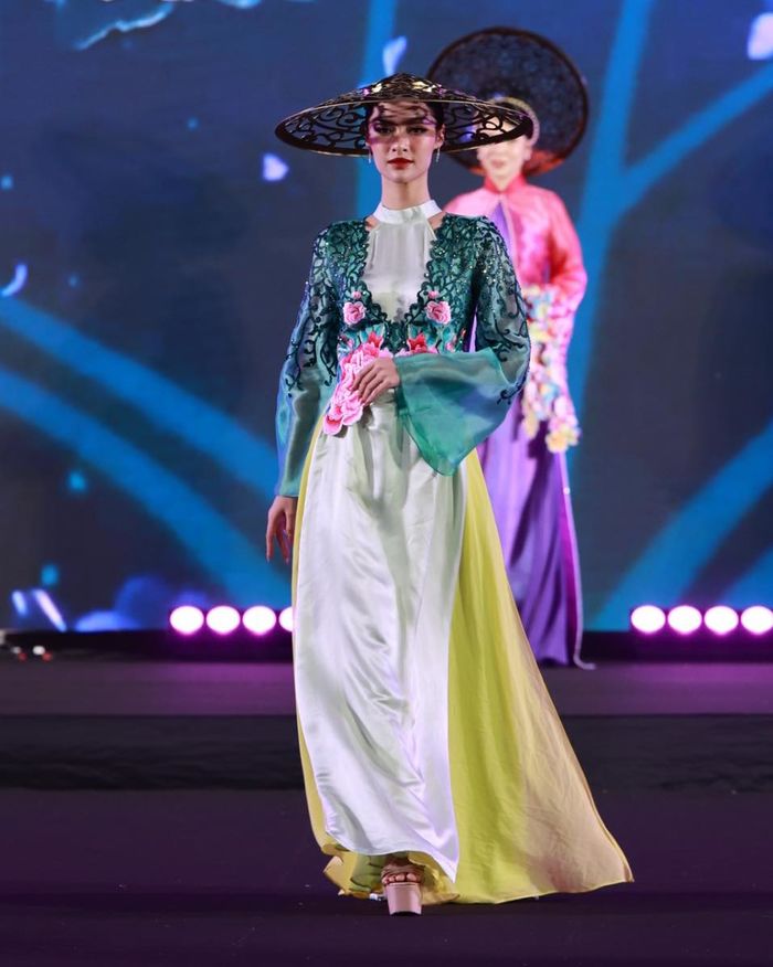 Lương Thùy Linh khoe cặp kiếm Nhật, Hương Giang quét sạch sàn diễn