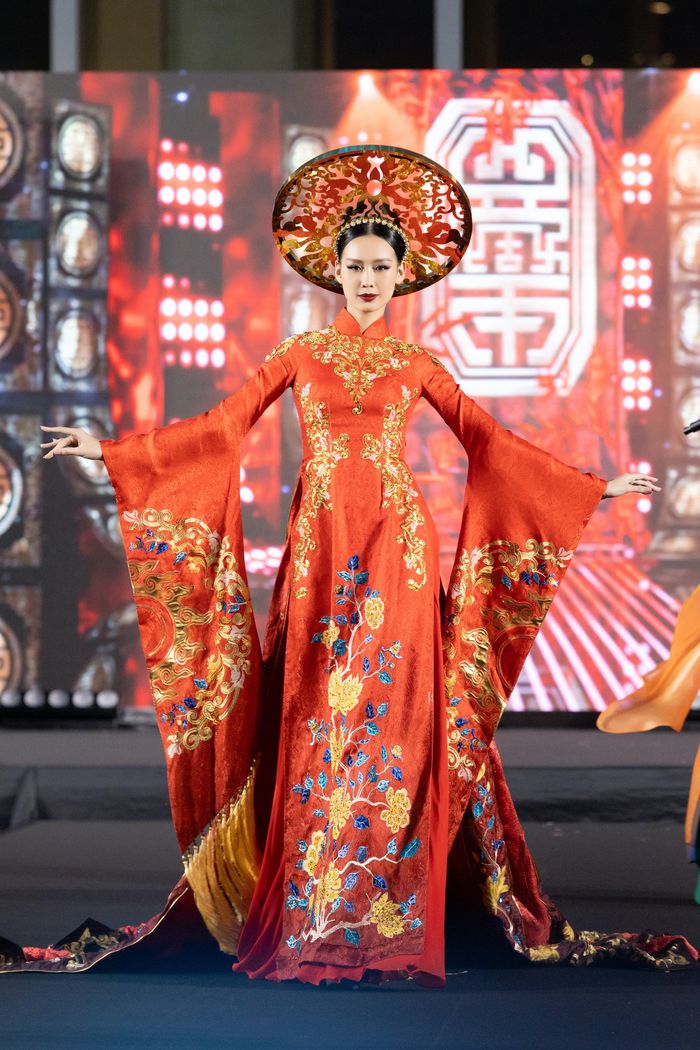 Lương Thùy Linh khoe cặp kiếm Nhật, Hương Giang quét sạch sàn diễn
