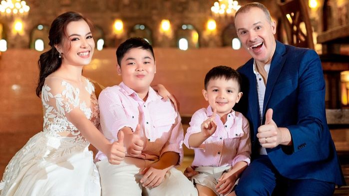Lý Thanh Thảo Mùi Ngò Gai đón tuổi mới: Bố mẹ đãi bánh xèo