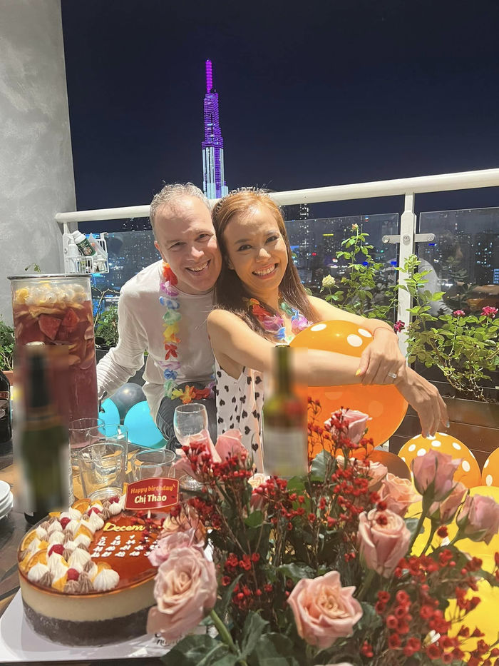 Lý Thanh Thảo Mùi Ngò Gai đón tuổi mới: Bố mẹ đãi bánh xèo
