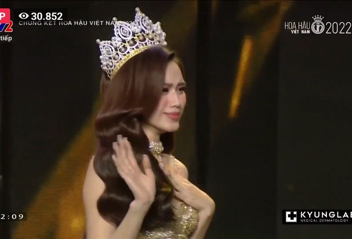 Màn final walk xúc động của Hoa hậu Đỗ Thị Hà: Cảm ơn vì những nỗ lực