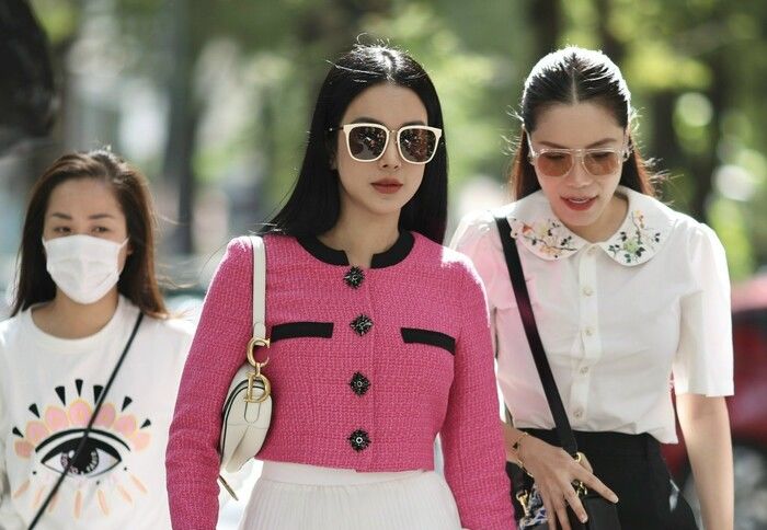 Mẹ con Diệp Lâm Anh khoe sắc bên cây thông Giáng sinh