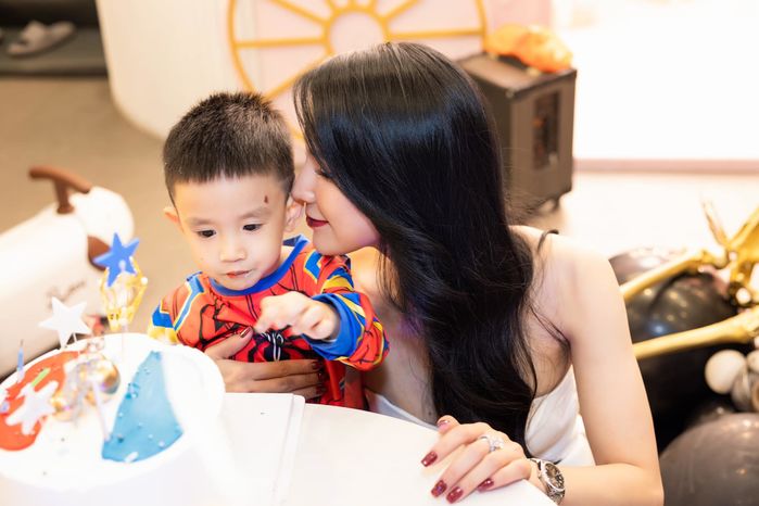 Mẹ con Diệp Lâm Anh khoe sắc bên cây thông Giáng sinh