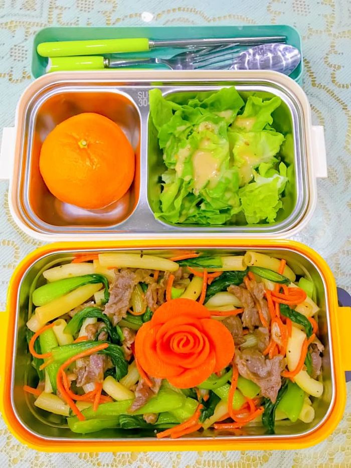 Mẹ đảm Hà thành thức từ 5h30 chuẩn bị cơm cho con gái đi học
