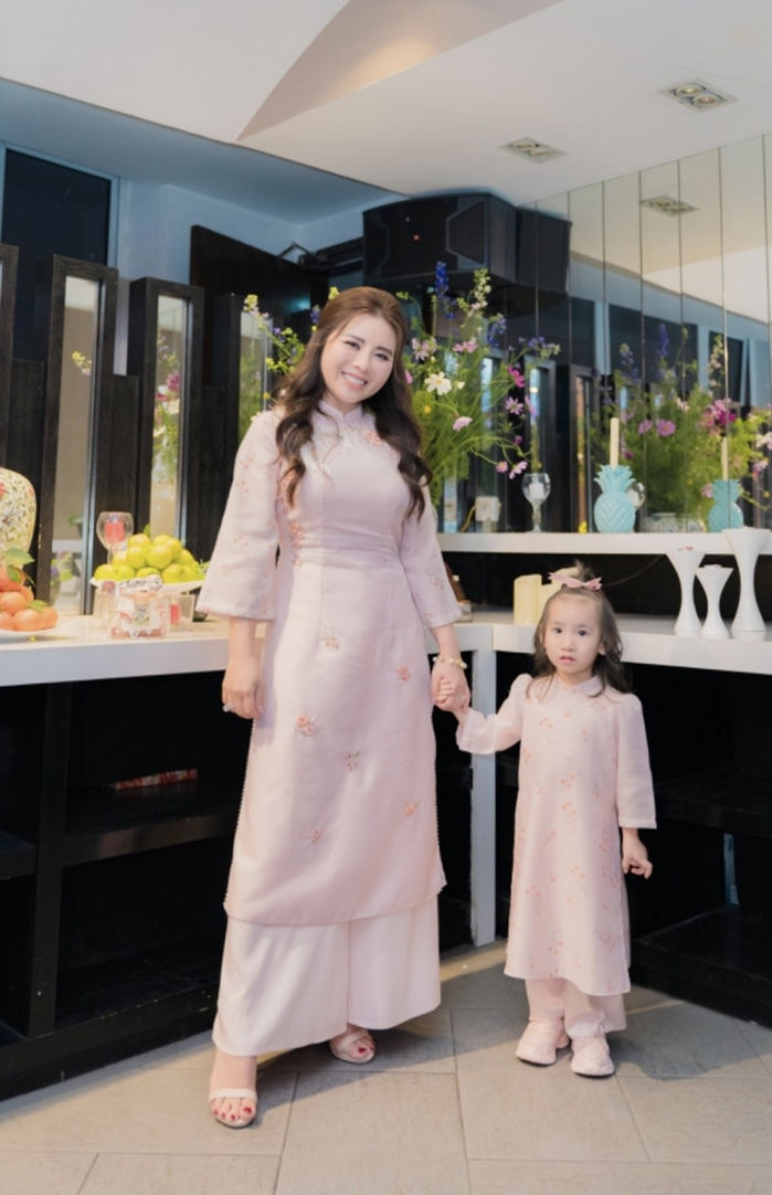 Mẹ đơn thân có cuộc đời đầy sóng gió, đèo bồng nhận nuôi em bé 900g