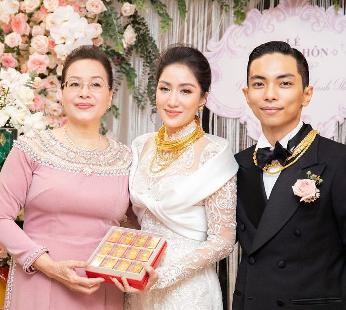 Mẹ ruột của mỹ nhân Việt chiếm spotlight trong đám cưới con gái