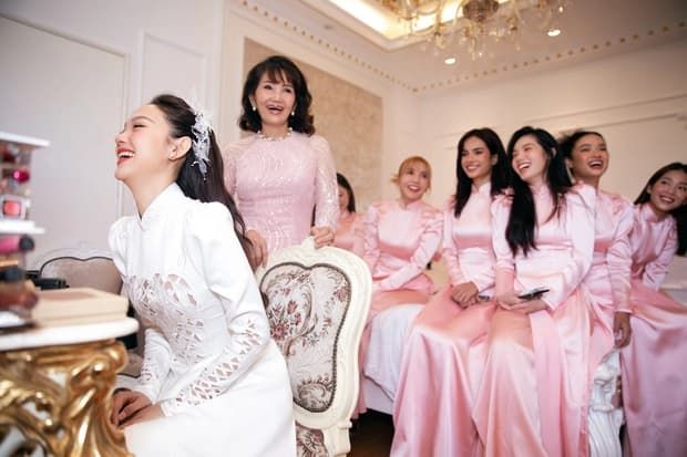 Mẹ ruột của mỹ nhân Việt chiếm spotlight trong đám cưới con gái