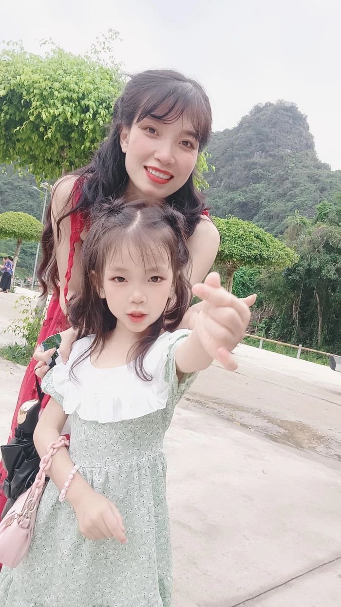 Mẹ trẻ Đắk Nông dắt con gái 5 tuổi chu du khắp miền Bắc