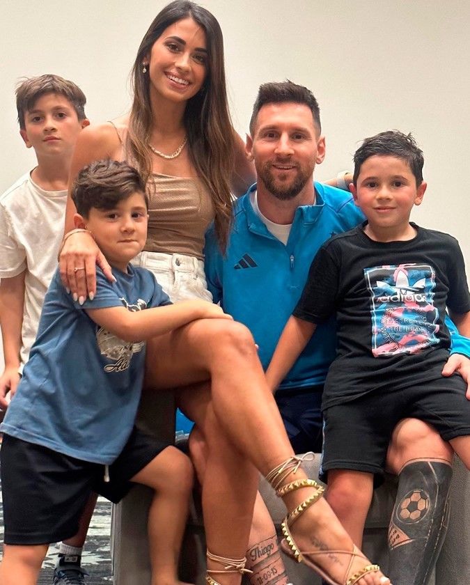 Messi bị vợ mắng vì fan nữ liên tục khen anh đẹp trai