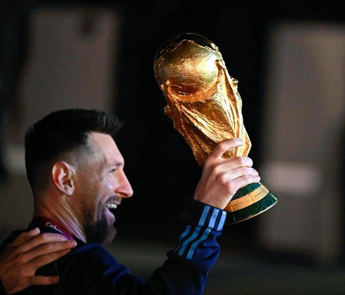 Messi và đồng đội cập bến Argentina trong sự hoan nghênh của người dân