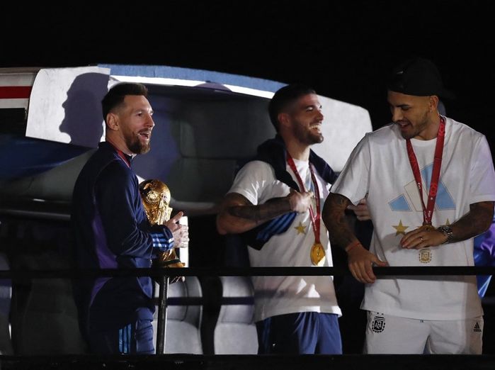 Messi và đồng đội cập bến Argentina trong sự hoan nghênh của người dân