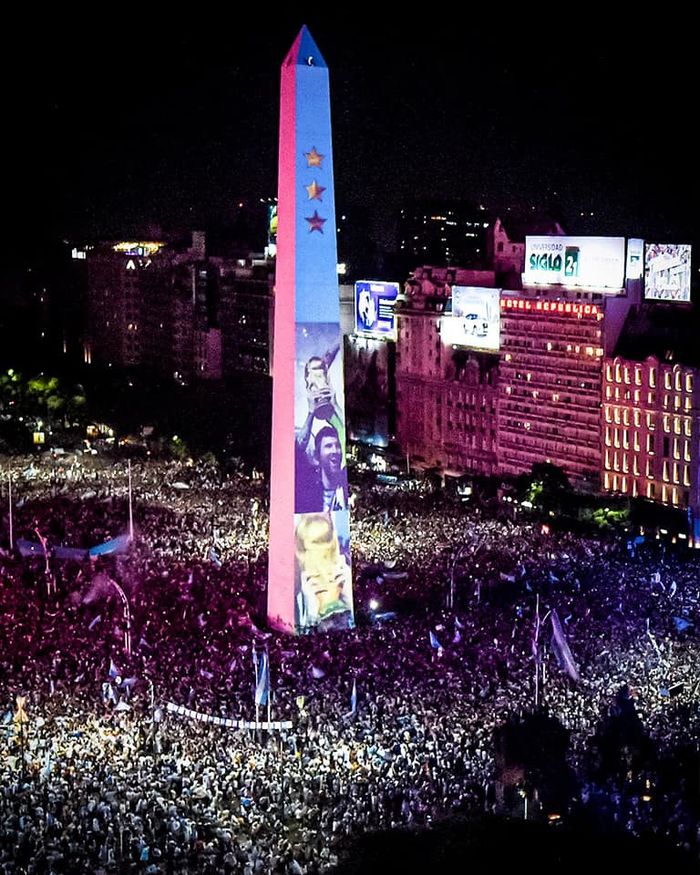Messi và đồng đội cập bến Argentina trong sự hoan nghênh của người dân