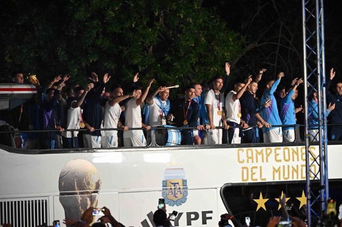Messi và đồng đội cập bến Argentina trong sự hoan nghênh của người dân