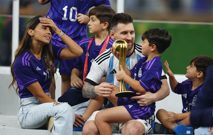 Messi vô địch vẫn phải chụp ảnh sống ảo cho nóc nhà: Tình bể bình!