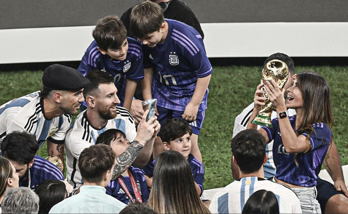 Messi vô địch vẫn phải chụp ảnh sống ảo cho nóc nhà: Tình bể bình!