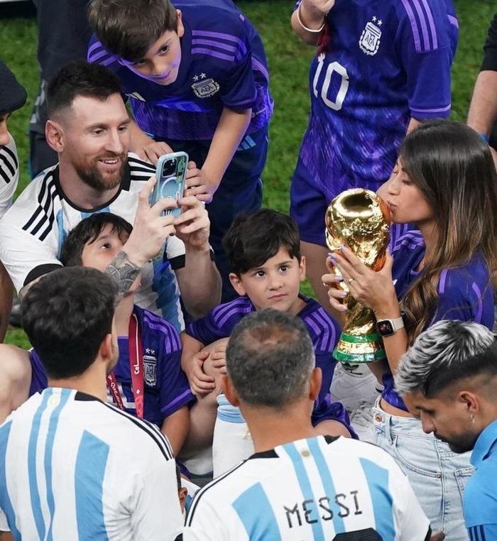 Messi vô địch vẫn phải chụp ảnh sống ảo cho nóc nhà: Tình bể bình!
