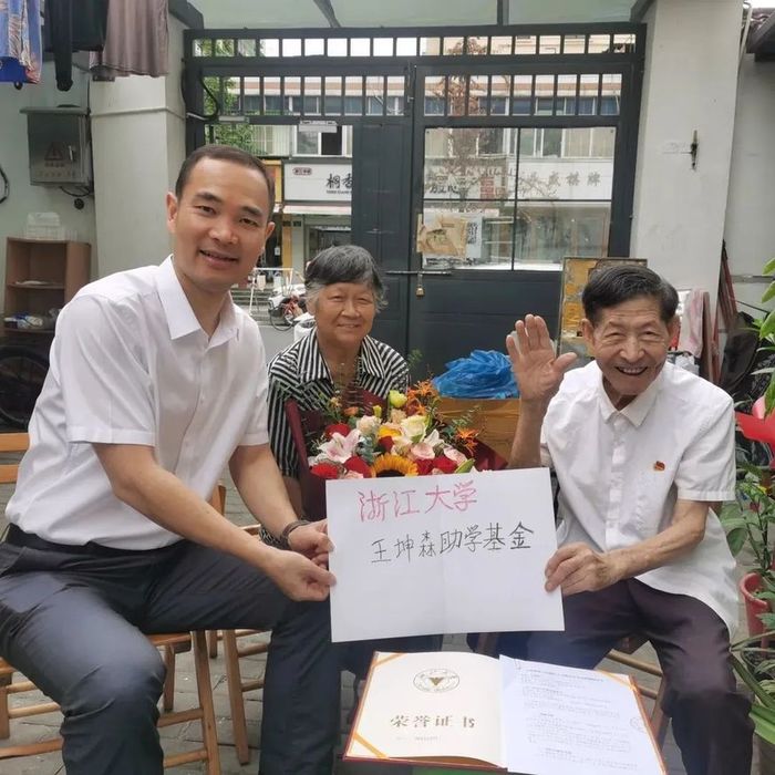 Miệt mài nhặt rác 11 năm, cựu Giảng viên nuôi 7 người con vào Đại học