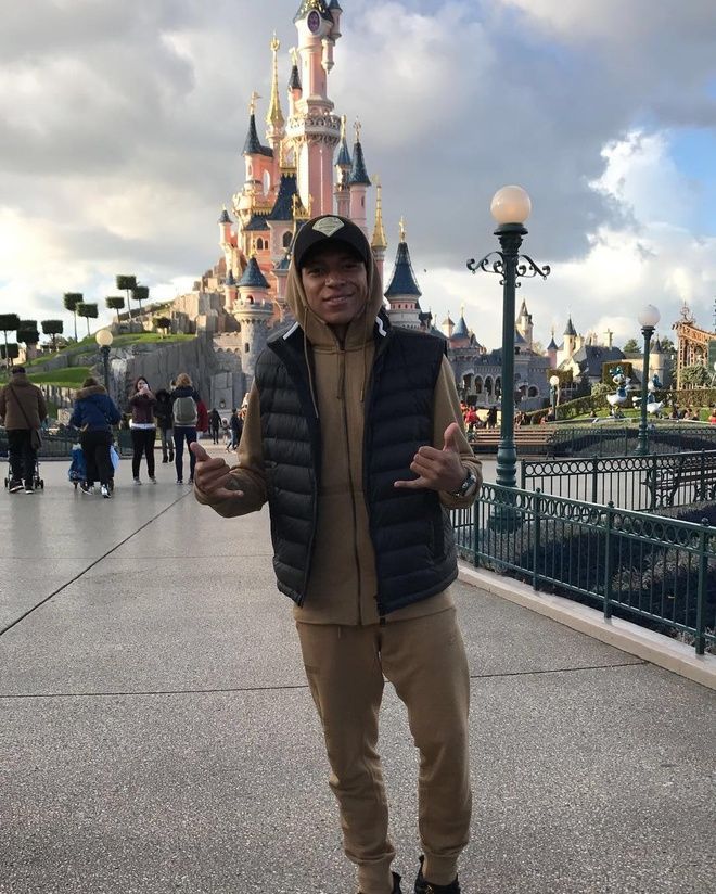 Mức lương cao hơn Messi và Ronaldo nhưng Mbappe chỉ ưu tiên từ thiện