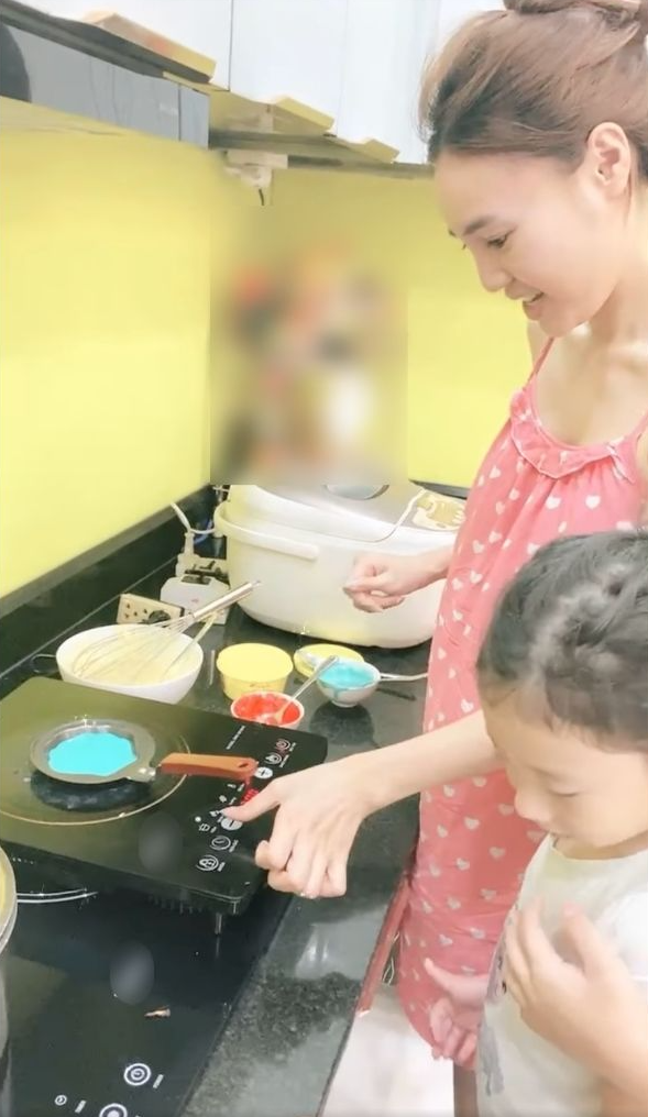 Mỹ nhân Việt không có duyên với nấu ăn: Amee khiến fan cưng xỉu