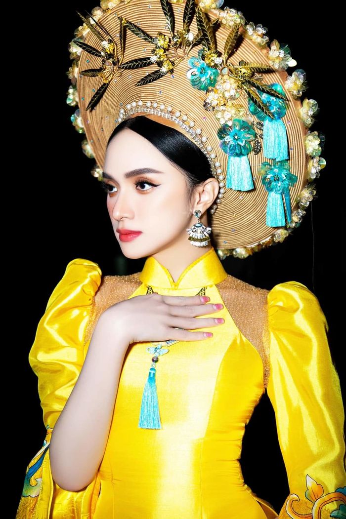 Mỹ nhân Việt mặc áo dài gây sốt nơi đất khách: Hương Giang làm vedette