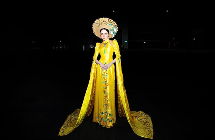 Mỹ nhân Việt mặc áo dài gây sốt nơi đất khách: Hương Giang làm vedette