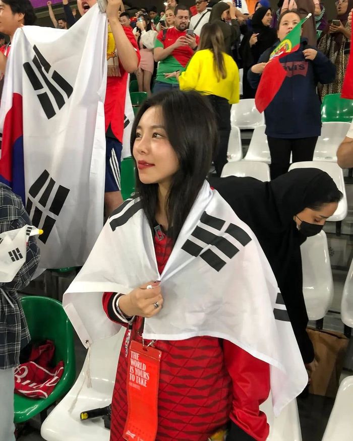 Nữ cổ động viên xứ Hàn gây u mê với nhan sắc nổi nhất khán đài