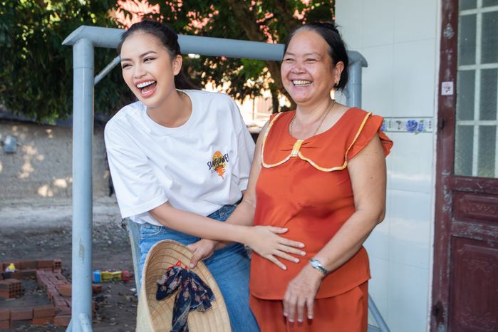 Ngọc Châu cùng mẹ viếng mộ ba trước khi thi Miss Universe 2022