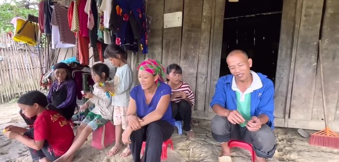 Nhà đông dân ở Hà Giang: Đẻ liền tù tì 7 đứa, bố mẹ cũng nhầm tên