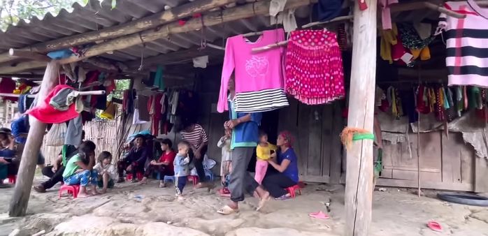 Nhà đông dân ở Hà Giang: Đẻ liền tù tì 7 đứa, bố mẹ cũng nhầm tên