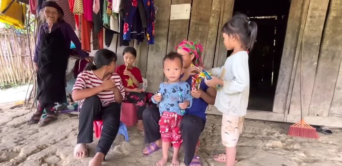 Nhà đông dân ở Hà Giang: Đẻ liền tù tì 7 đứa, bố mẹ cũng nhầm tên