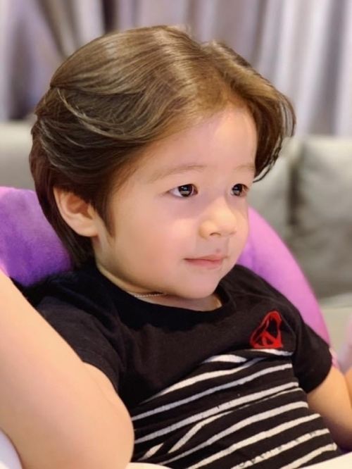 Nhan sắc hai thiên thần lai của Elly Trần qua ống kính của bà ngoại