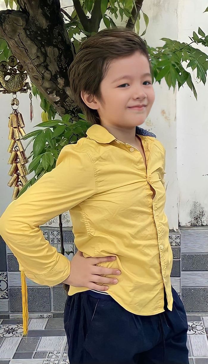Nhan sắc hai thiên thần lai của Elly Trần qua ống kính của bà ngoại