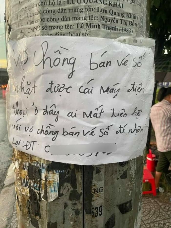 Nhặt được điện thoại, bà bán vé số nhất quyết không lấy tiền hậu tạ