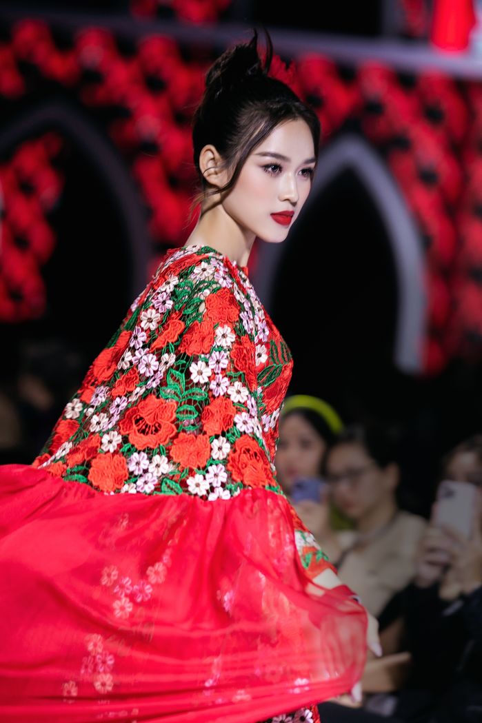 5 mỹ nhân càn quét sàn runway 2022: H'Hen Niê chạy show mệt nghỉ