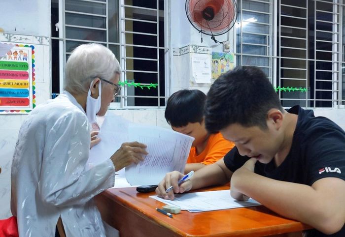Ở tuổi U80, bà giáo tay ngang vẫn miệt mài với lớp học chữ miễn phí