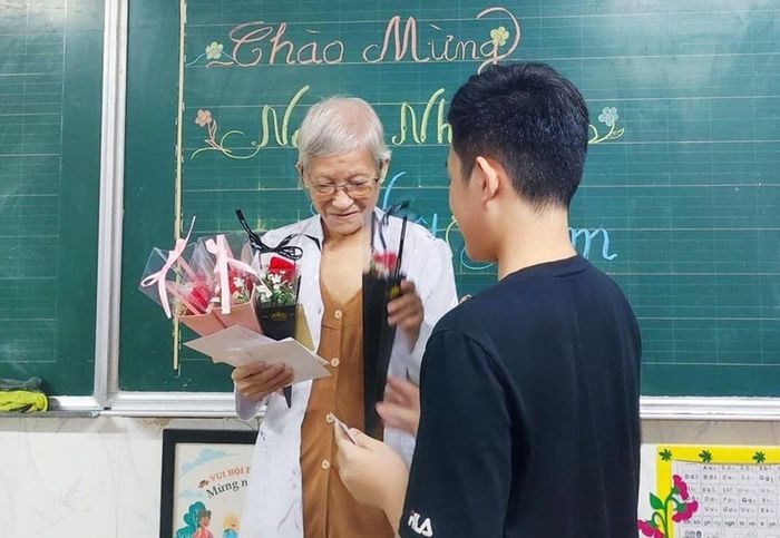 Ở tuổi U80, bà giáo tay ngang vẫn miệt mài với lớp học chữ miễn phí