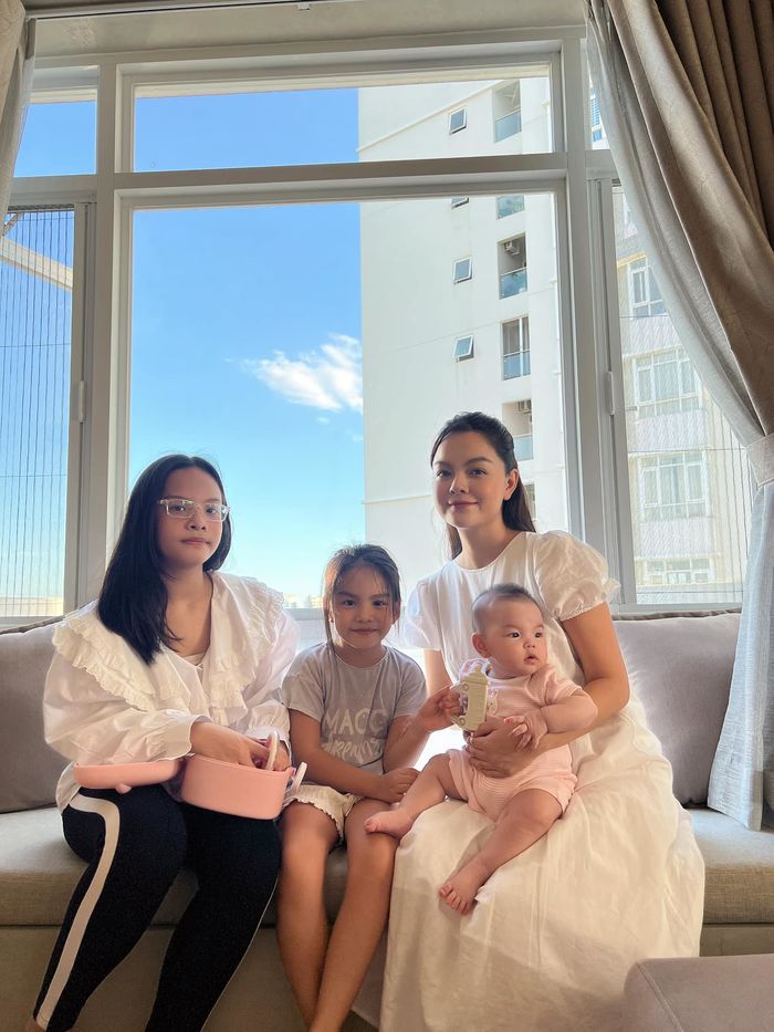 Phạm Quỳnh Anh cứ lên ảnh cùng 3 con là gây sốt: Nhìn như chị em gái
