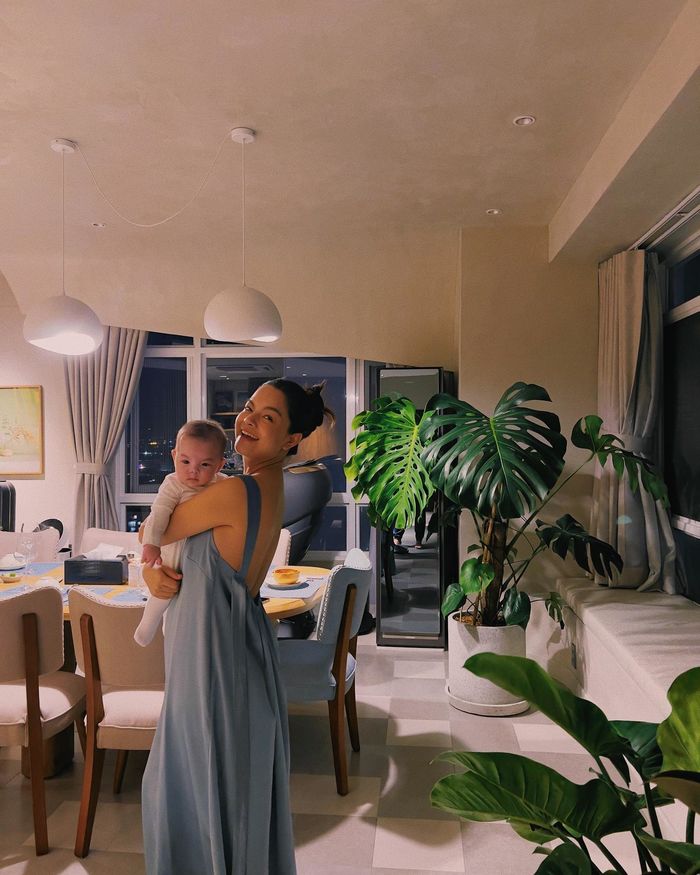Phạm Quỳnh Anh khoe ảnh ngày cuối cùng của năm bên 3 ái nữ