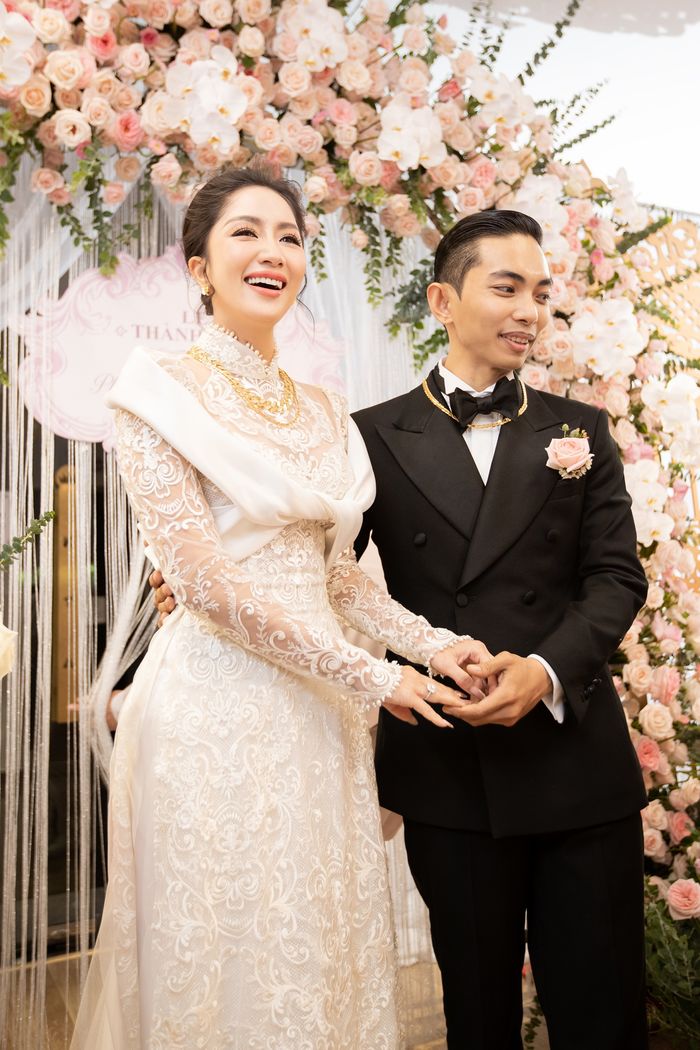 Phan Hiển khoe xế hộp bạc tỷ hậu đám cưới: Fan ngưỡng mộ