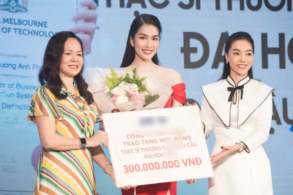 Phương Anh hết trổ tài nói tiếng Nhật nay tự tin bắn tiếng Pháp