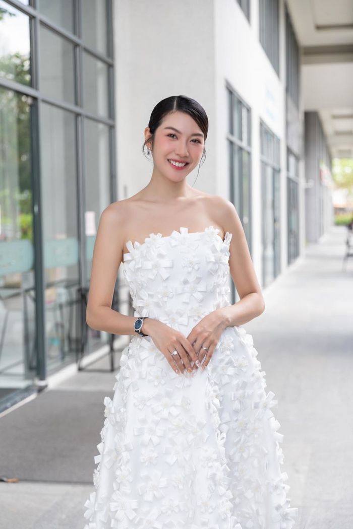 Phương Anh tung ảnh áo tắm, tự tin thể hiện tài năng tại bữa tiệc tối
