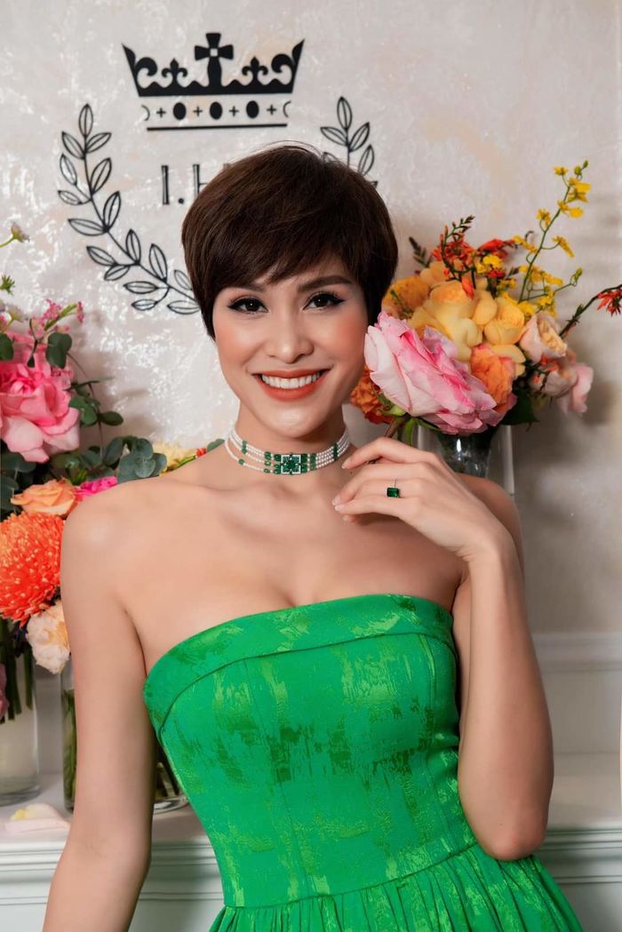 Phương Mai đăng tâm thư nói về nghề MC, tiện khịa luôn 1 siêu mẫu