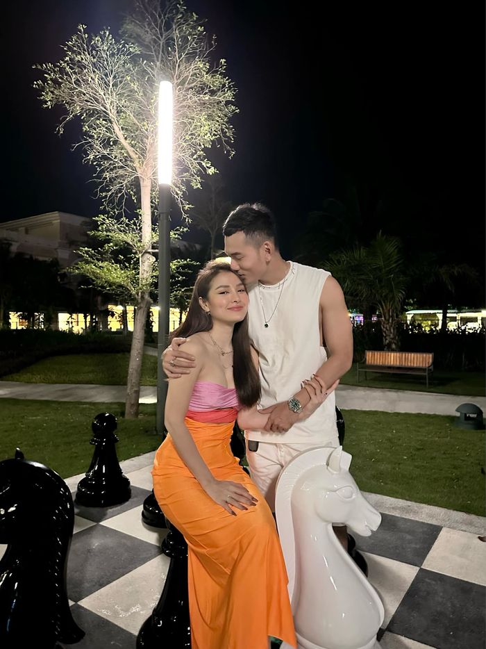 Phương Trinh Jolie bất ngờ mặc kín đáo sau 3 tháng mang thai